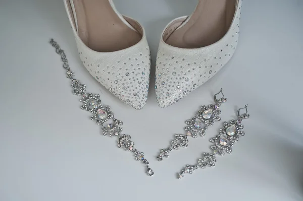 Foto van de schoenen van de bruiden voordat de partij 4329. — Stockfoto