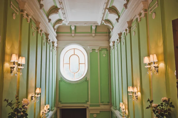 Un corridoio con una finestra ovale sopra la porta 4334 . — Foto Stock
