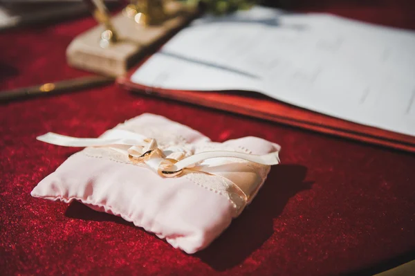 Wedding rings on a pillow 4336. — Stock Photo, Image