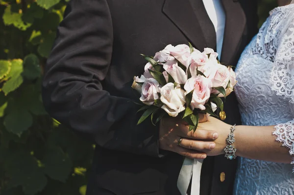 Ramo en las manos de la novia 4348 . — Foto de Stock