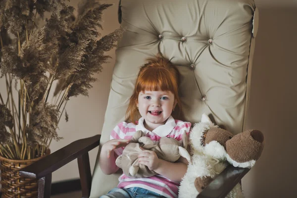 Niña ardiente jugando con un lobo de juguete 4380 . — Foto de Stock