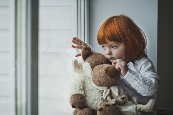 A little girl with red hair plays with toy 4386.