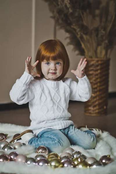 Vurige meisje met kerstballen 4393. — Stockfoto