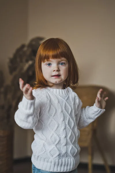 Retrato de una niña en un suéter blanco 4405 . — Foto de Stock