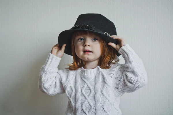 Retrato de un niño en un suéter blanco 4414 . — Foto de Stock