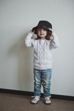 Bir beyaz kazak ve şapka 4413 Kızıl saçlı çocuk.