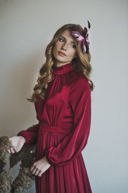 Duvara 4416 ayakta uzun Kırmızı elbiseli kız.