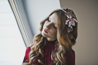 Penceredeki 4425 Kırmızı elbiseli bir kız portresi.