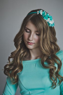 Kıvırcık sarı saçlı 4453 kızla.