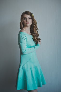 Kıvırcık sarı saçlı 4454 kızla.