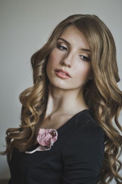 Bir kız bir vazo ile sazlık 4488 duruyor.