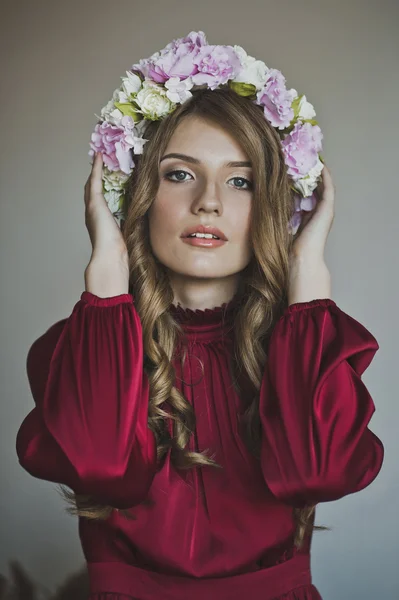 Portrait d'une fille avec une belle couronne de fleurs 4419 . — Photo