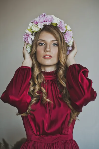 Portrait d'une fille en robe rouge et couronne 4418 . — Photo