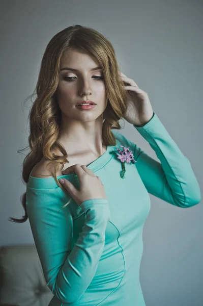 La fille dans la robe turquoise 4446 . — Photo