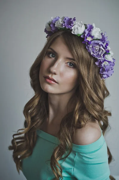 Dziewczyna w liliowy Wieniec kwiatów 4459. — Zdjęcie stockowe