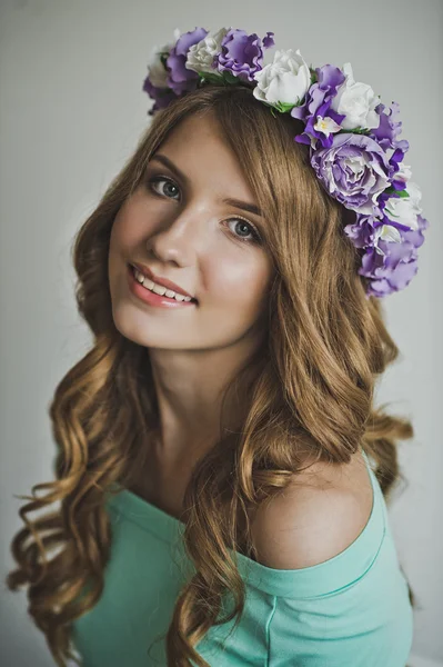 La fille en couronne de fleurs lilas 4461 . — Photo