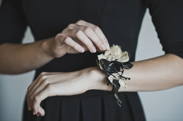 The corsage on the girls hand 4469. — Stock Photo, Image