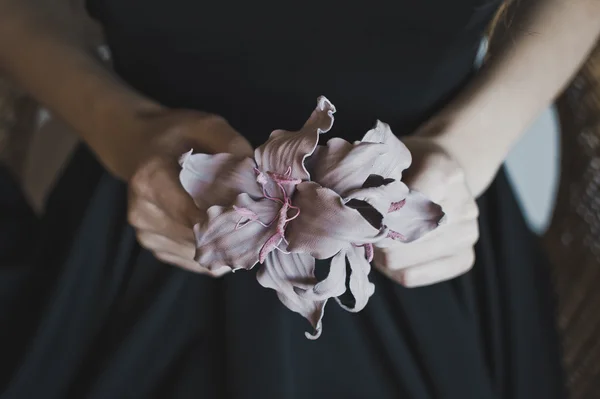 La flor en el vestido como decoración 4477 . — Foto de Stock