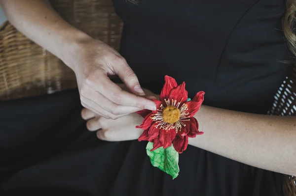 The corsage on the girls hand 4482. — Stock Photo, Image