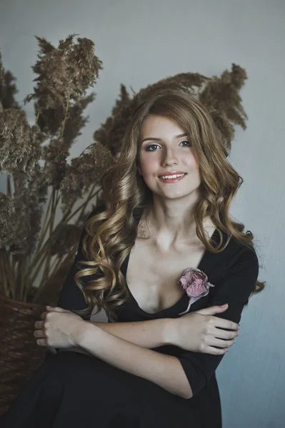 Une fille se tient dans un vase avec des roseaux 4486 . — Photo