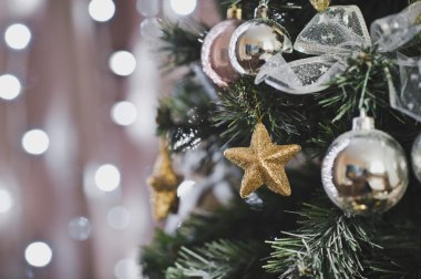 Topları ve yıldız 4592 ile Noel ağacı fotoğrafı.