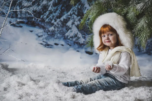 Il bambino è seduto nella neve sotto l'albero 4537 . — Foto Stock