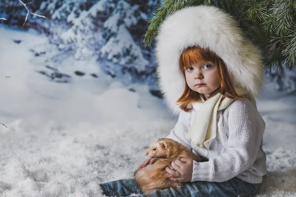 Retrato de uma criança sob a árvore de inverno 4542 . — Fotografia de Stock