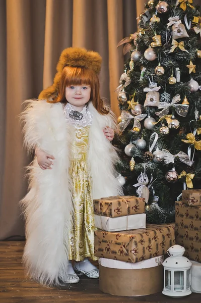 아이는 크리스마스 장난감 4551 건다. — 스톡 사진
