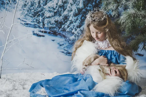 Ein Weihnachtsporträt des Babys im Winterwald 4571. — Stockfoto