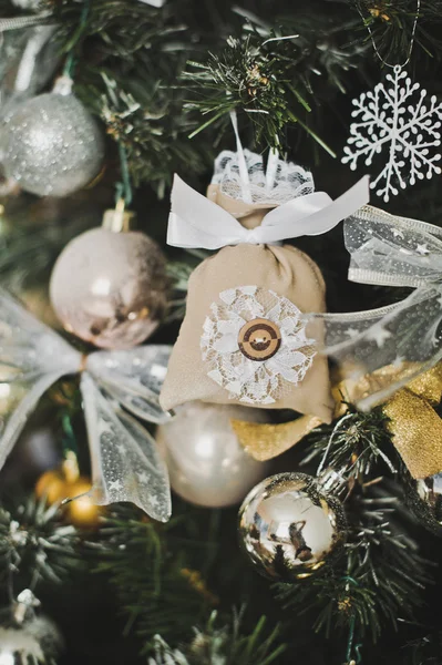 Los juguetes de Año Nuevo en el árbol de Navidad 4587 . —  Fotos de Stock