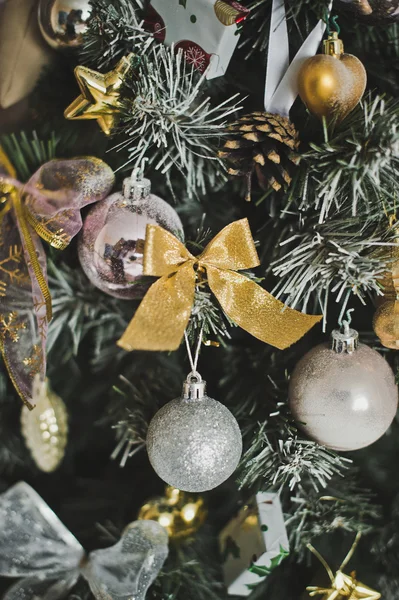 Los juguetes de Año Nuevo en el árbol de Navidad 4589 . —  Fotos de Stock