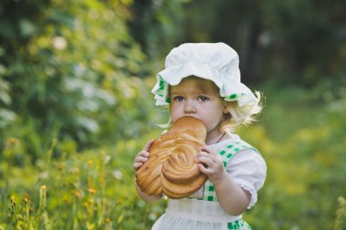 Bir somun ekmek 4626 yeme şefler kostümlü çocuk.