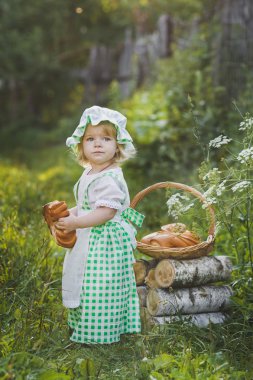 Çocuk Bahçe 4635 taze bir ekmek yiyor.