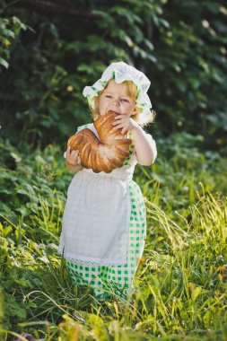 Küçük kız ile gıda çocuk 4640 bahçesinde bir takım elbise.