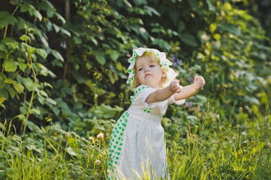 Bir çocuk Yaz Bahçesi 4644 yürür.