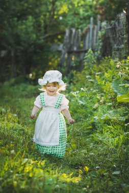 4654 bahçede yeşil bezelye, elbiseli kız.