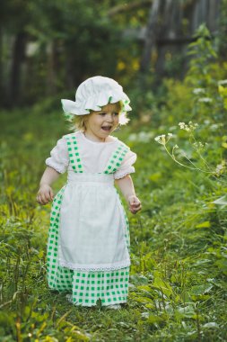 4659 bahçesinde eski bir elbise içinde mutlu çocuk.