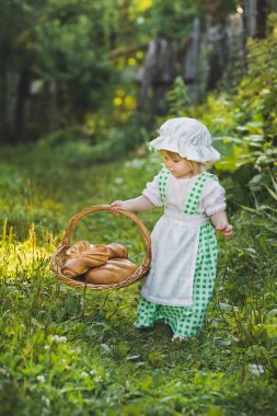 Taze hamur işleri 4665 bir sepet ile çocuk.
