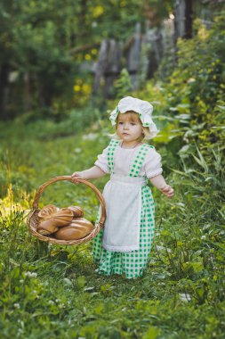 Taze hamur işleri 4666 bir sepet ile çocuk.