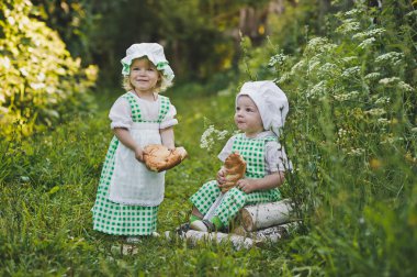 Baker 4677 bahçede çocuk oyun.