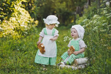 Giyim Fırıncılar 4680 bahçede yürüyen çocuklarda.