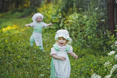 Küçük çocuklar oynarken bahçede 4687.