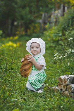 4695 Cop tutan küçük bir çocuk.