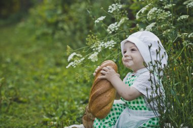 4698 Cop tutan küçük bir çocuk.