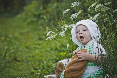 4699 Cop tutan küçük bir çocuk.