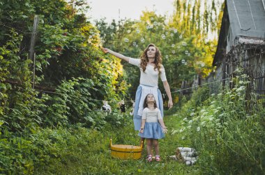 Anne ve kızı yürüyüş ve Bahçe 4722 oynarken.