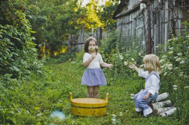 Çocuklar sabun köpüğü 4748 ile oyun.