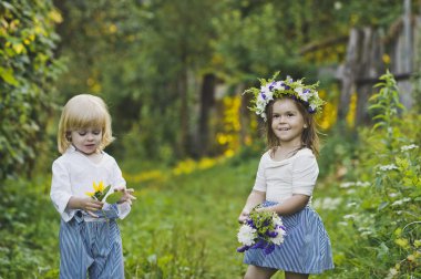 Çocuklar Yaz Bahçesi 4772 yürümek.