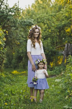 Küçük kızı bahçede 4781 yürüyüş ile anne.