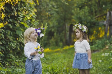 Çocuklar doğa 4776 çiçeklerle oyun.